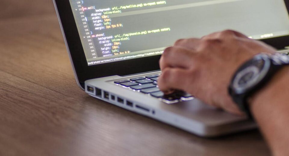 Dowiedz się: Pożyczka przez internet – czym jest i jak działa?