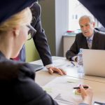 Czy zasiłek stały z MOPS wlicza się do emerytury i jak wpływa na świadczenia