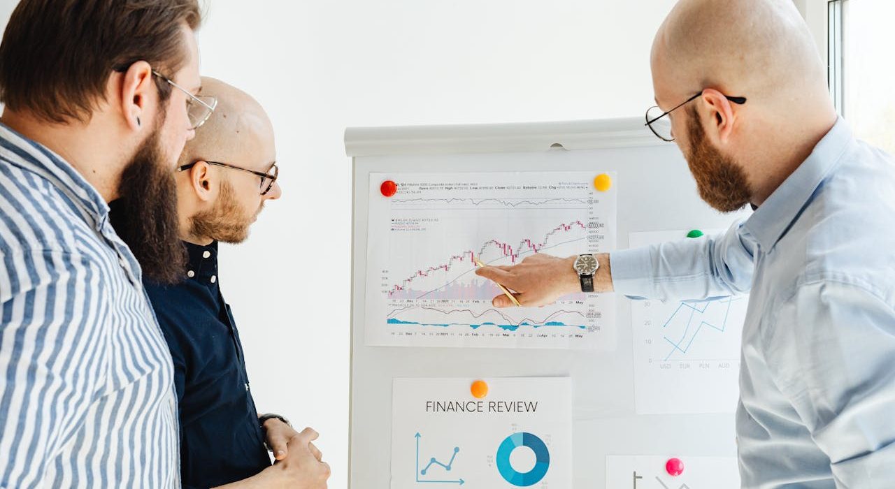 Faktoring jawny – na czym polega, dla kogo jest i kiedy warto go wybrać?