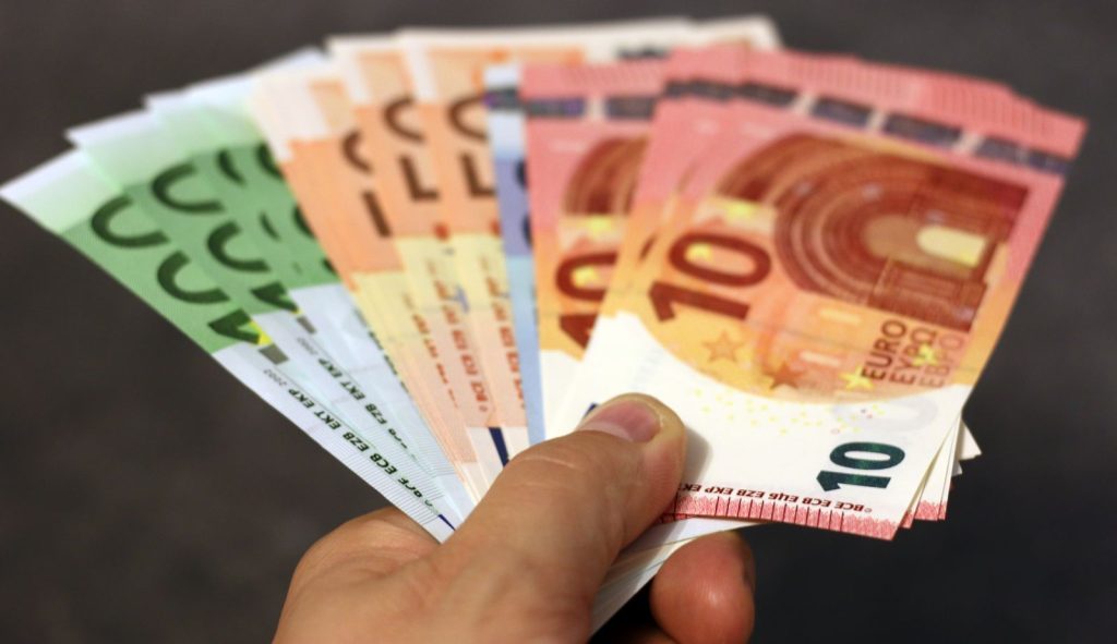 Banknot 100 euro w dłoni