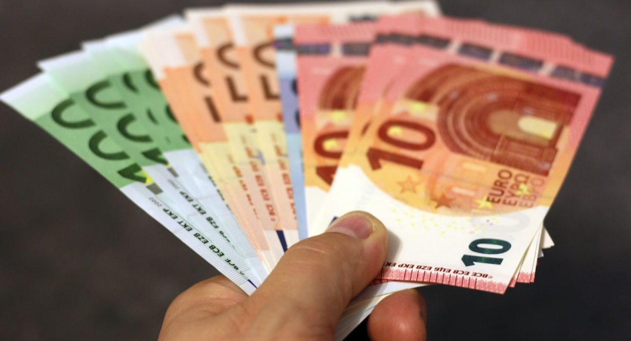 Banknot 100 euro w dłoni