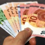 Płatność kartą za granicą w złotówkach czy w walucie: różnice w kosztach i przewalutowaniu
